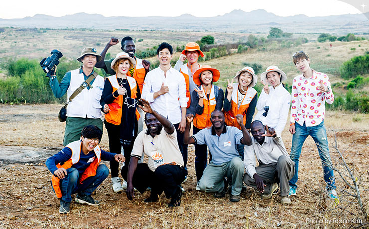 아프리카 우간다에서 제이앤조이20 (유준상 홍보대사+이준화), 월드비전 직원들, SBS 촬영 스텝들과 함께한 로빈작가(유준상씨 왼쪽)의 모습