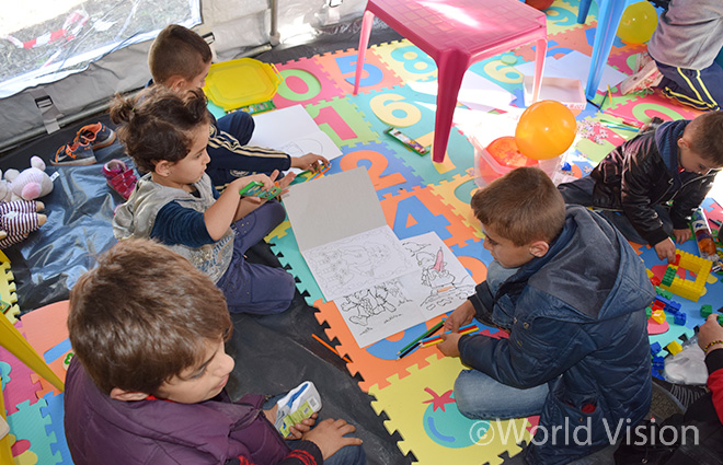 난민아동들이 아동보호심리센터(CFS)에서 활동하는 모습