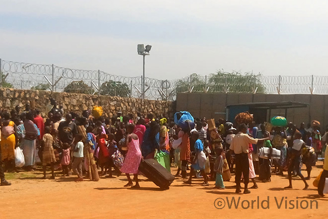 안전한 피난처를 찾아 세계식량계획(WFP) 사무소 담장 밖에 남수단 주민들이 몰려들고 있습니다 (사진출처: AP 통신)