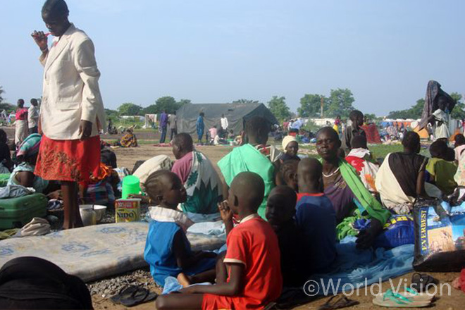 유엔남수단임무단(UNMISS) 난민보호소(POC) 내 임시 거주지에 모여 있는 남수단 주민들의 모습 (사진출처: 로이터)