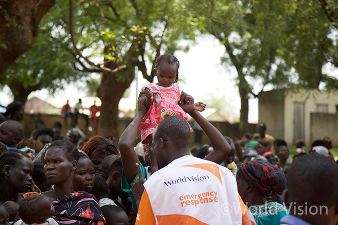 남수단 월드비전의 긴급구호 직원이 난민보호소(POC)에 모인 주민들의 상황을 파악하고 있는 모습 (사진출처: 월드비전)