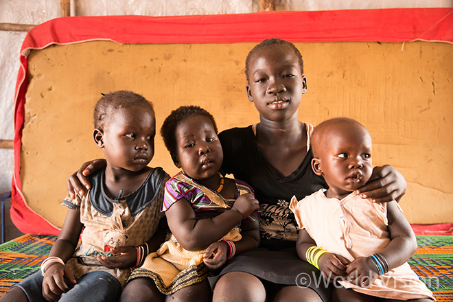 11살의 소녀 냐혹(Nyahok)은 주바(Juba)에 위치한 난민 캠프에서 아직 어린 동생들을 돌보고 있습니다 (사진출처: 월드비전)