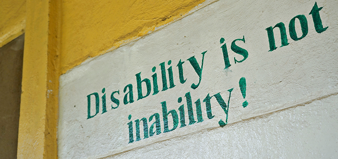 딩쿠의 일을 계기로 사구레 초등학교와 디젤루나 티조 지역에는 장애인에 대한 인식도 많이 바뀌었다고 한다. 사구레 초등학교의 학생들이 그린 벽화. “Everyone is handicapped but no one is disabled in everything.” (누구나 부족함은 있다. 하지만 모든 방면에 장애를 가진 사람은 없다.)