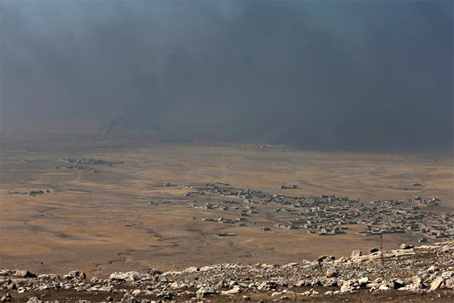 이라크와 ISIL 간의 무력충돌로 검은 연기가 피어오르고 있는 모술 동부지역(사진출처: 로이터)
