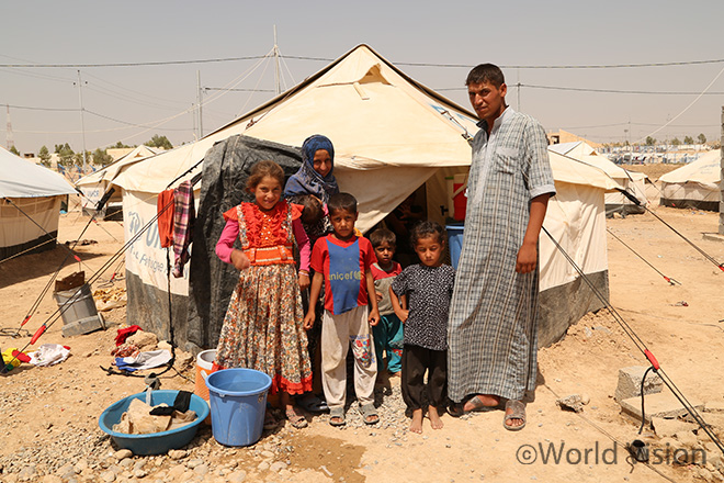 2016년 9월 모술 지역 난민캠프에 정착한 한 가족의 모습(사진출처:월드비전)