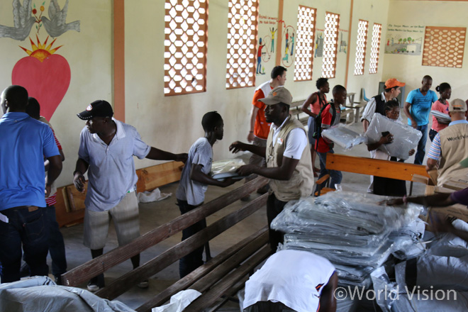 아이티 허리케인 피해주민들에게 구호물자를 나눠주고 있는 모습