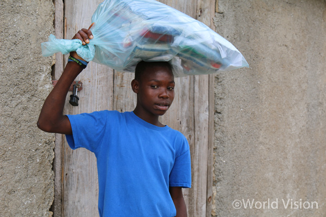 월드비전 구호물자를 들고 가는 피에르(Pierre, 16세)의 모습(사진출처:월드비전)