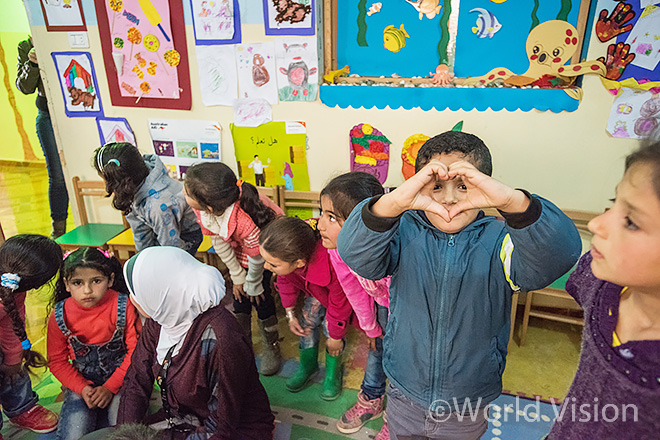  레바논 난민캠프 임시교육센터에서의 아이들 모습
