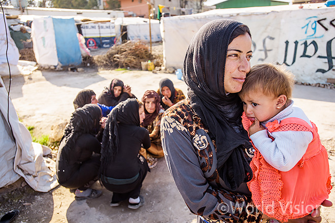 시리아 난민캠프에서 내전으로 입은 피해로부터 회복 중인 여성과 아이의 모습