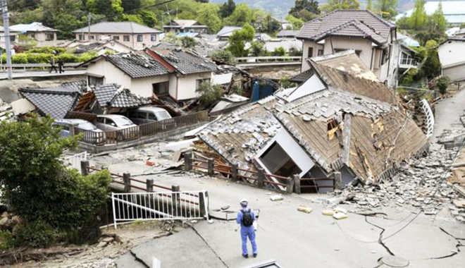 지진으로 무너진 가옥들의 모습(사진출처:BBC)