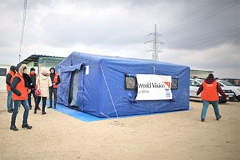 임시 거주 텐트를 설치한 모습