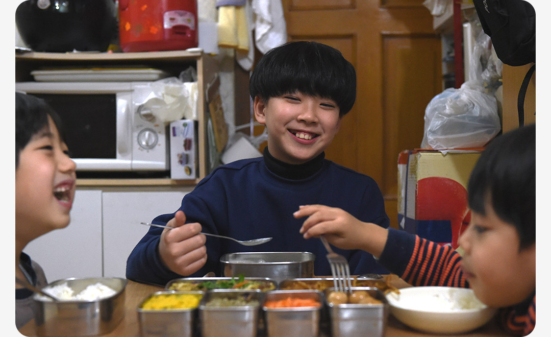 아이들이 즐겁게 밥을 먹고있다