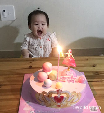 첫 생일을 맞이한 연