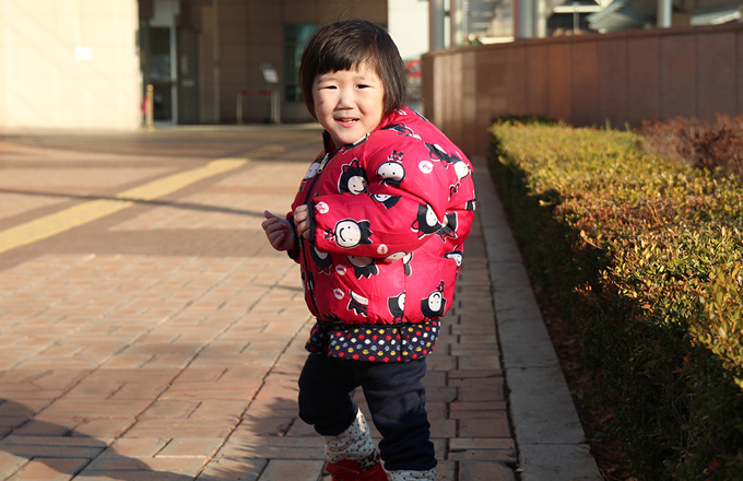 더 큰 세상을 선물 받고 힘차게 뛰어 노는 소연이